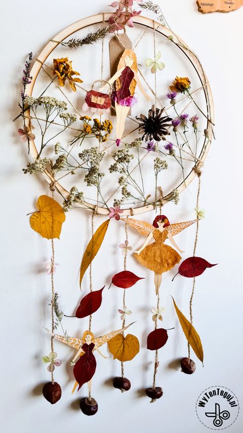 How to make an autumn dream catcher - WyTenTeguj Dream Catcher Flowers, Diy Nature Dream Catcher, Autumn Dreamcatcher, Nature Dream Catcher, Dream Catcher With Flowers, Diy Dream Catcher For Kids, Natural Dream Catcher, Flower Dream Catcher, Wooden Dream Catcher