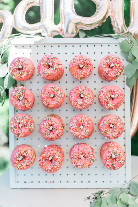 Party Donut Display, Pink Donut Wall, Donut Wall Baby Shower Ideas, Baby Shower Donut Wall, Barbie 21st, Wedding Walls, Brunch Diy, Donut Wall Wedding, Donut Walls