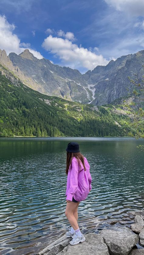 Eye of the Sea, Poland. Tatry. Lake with mountains view. Morskie Oko Photography In The Mountains, Sweden Photo Ideas, Photo Inspo Nature, Lake Aesthetic Pictures, Mountain Aesthetic Pictures, Alaska Photo Ideas, Poses Near Lake, Nature Pose Ideas, Mountain Instagram Pictures