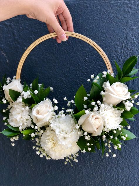 Ring Flower Arrangement, Bridemaids Flowers Bouquet White, Ring Bouquet, Simple Wedding Bouquets, Homemade Wedding Favors, Tropical Floral Arrangements, First Communion Decorations, White Flower Bouquet, Flower Girl Bouquet