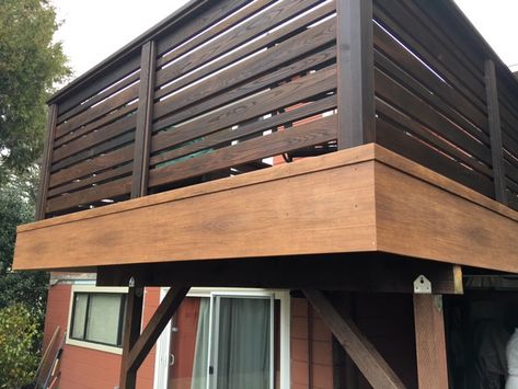 Zuri deck with Thermally Modified Wood privacy screen | Deck Master Fine Decks Outside Porch Ideas, Camper Patio, Modern Decks, Roof Top Ideas, Wood Privacy Screen, Screen Deck, Privacy Deck, Horizontal Deck Railing, Deck Details