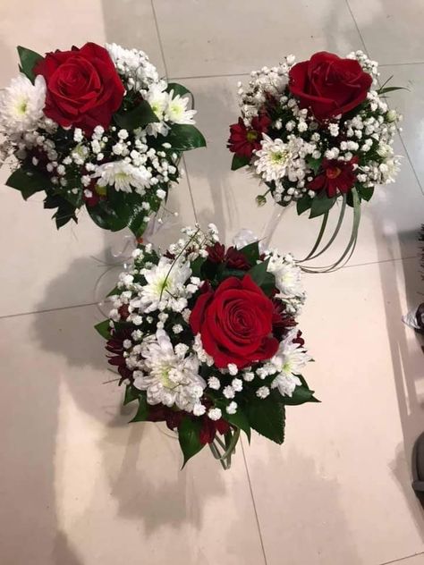 Centerpieces With Wine Glasses, White Rose Centerpieces, Wedding Car Deco, Rose Centerpieces Wedding, Burgundy Wedding Centerpieces, Classic Wedding Reception, Teacup Flowers, Rose Floral Arrangements, Wedding Gift Pack