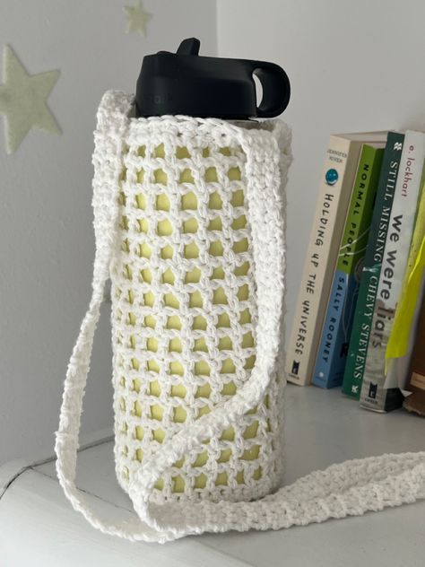 Knitting Bottle Holder, Crochet Bag For Water Bottle, Crochet Water Holder, Cute Crochet Water Bottle Holder, Bottle Holders Crochet, Crochet For Water Bottles, Crochet Bottle Holder Tutorials, Crochet Flask Holder, Aquaflask Crochet Holder