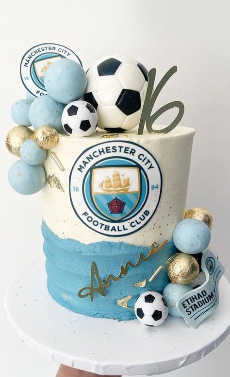 World Cup Football Cake, Birthday Cake For Football Lover, 18th Birthday Cakes For Men, Football Theme Cake Ideas, Cake Designs Football, Birthday Football Cake, Manchester City Party Ideas, Chocolate Soccer Cake, Football Cake For Men