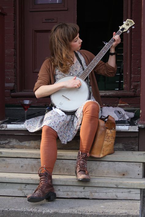 Musician Photography, Music Girl, Street Musician, Human Poses Reference, Human Poses, Indie Music, Folk Music, Pose Reference Photo, 인물 사진