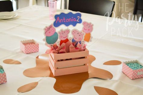 Peppa Pig Party Birthday | CatchMyParty.com Peppa Pig Centerpieces, Peppa Pig Birthday Party Centerpieces, Peppa Pig Table Centerpiece, Peppa Pig Birthday Party Ideas Diy, Peppa Pig Birthday Backdrop, Peppa Pig Birthday Activities, Peppa Pig Party Decor, Peppa Pig Table Decoration, Diy Peppa Pig Decorations