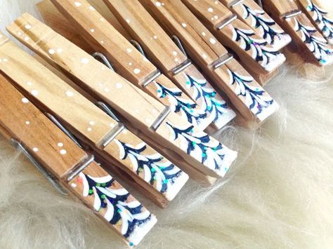 Xmas Card Holder, Christmas Trees Garland, Display Christmas Cards, Painted Clothes Pins, Christmas Clothespin, Denim Christmas, Holiday Gift Card Holders, Clothespin Art, Scandinavian Holidays