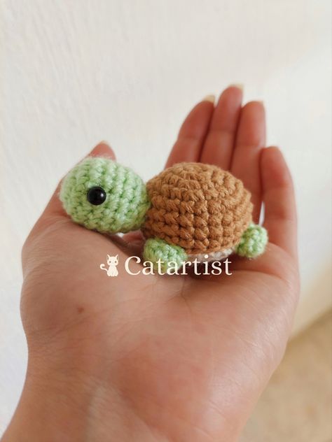 Mini Tortuga Amigurumi a Crochet Crochet Animal Keychain, Crochet Turtle Pattern, Keychain Patterns, Animal Keychain, Crochet Cactus, Beginner Crochet Tutorial, Quick Crochet Patterns, Crochet Keychain Pattern, Crochet Turtle