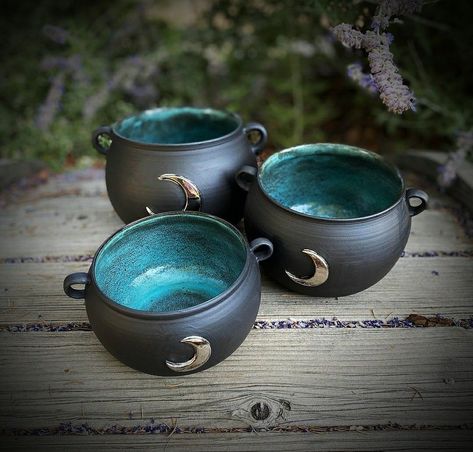 Diy Clay Cauldron, Witchy Coffee Mugs, Gothic Ceramic Art, Witchy Pottery, Gothic Pottery, Halloween Clay, Diy Air Dry Clay, Clay Bowl, Ceramic Techniques