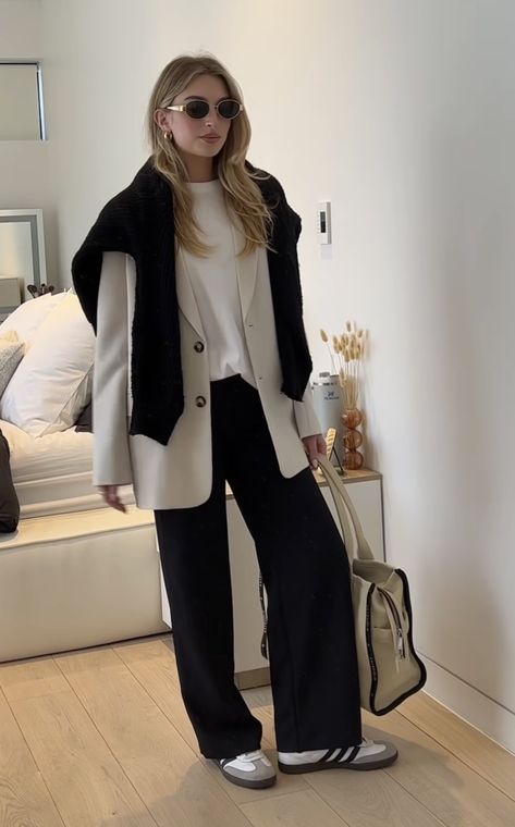 Blazer Outfits Cold Weather, Uniqlo Blazer Women Outfit, White Sneakers Chic Outfit, Jumper On Shoulders Outfit, White Blazer Autumn Outfit, Work Offsite Outfit, Blazer Outfits Autumn, Slacks Sneakers Outfit, Summer Workwear Capsule Wardrobe