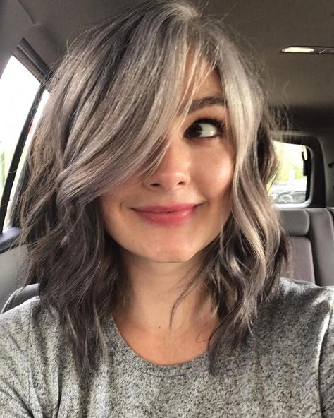 Money Piece On Grey Hair, Silver Hair Highlights, Grey Hair Inspiration, Going Grey, Gray Hair Growing Out, Natural Gray Hair, Transition To Gray Hair, Blending Gray Hair, Gray Hair Highlights