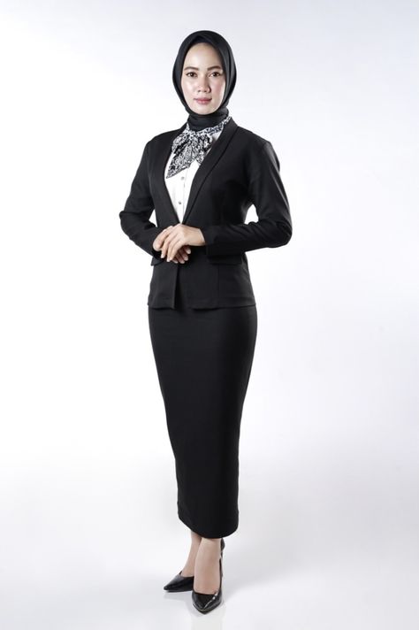 Full Body Professional Photo, Foto Cv Hijab, Outfit Lamar Kerja, Foto Formal Kerja Hijab, Foto Formal Kerja, Cv Photo, Corporate Headshot Poses, Formal Photoshoot, Hijab Photo