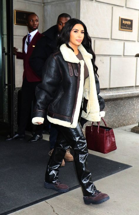 9327969053c0068dd9e07c529866b94ddesc47616680ri Leather With Fur Jacket, Leather Shearling Jacket, Estilo Kim Kardashian, Black Shearling Jacket, Kim Kardashian Outfits, Celebrities Leather Jacket, Best Leather Jackets, Kardashian Outfit, New York Street Style