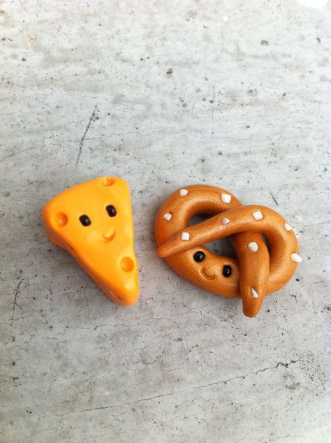 About Best Friend, Food Clay, Easy Clay Sculptures, Pretzel Cheese, Clay Magnets, Three Best Friends, Baking Clay, Polymer Clay Figures, How To Make Clay