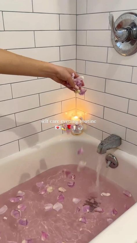 Self Care Evening, Bath Aesthetic, Girl Therapy, Pampering Routine, Pink Lifestyle, Routine Skincare, Life Routines, Pretty Skin Care, Evening Routine