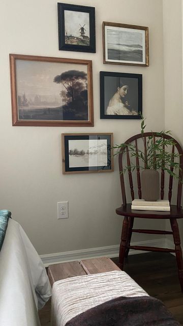 Mini Jain on Instagram: "Do you have a empty corner and do not know what to do with it? If so, here is how I styled this corner in my little guest room. Added a small chair and gallery wall. Follow @minihouseinspirations for more styling and home decor videos. #homedecor #homeinspiration #homeimprovement #styleinspo #styleacorner #myhome #sodomino #reelsinstagram #reelitfeelit #instahome #smallhome #moderntransitional #transitionaldesign #organicmodern" Corner Pictures, Home Decor Videos, Corner Gallery Wall, Corner Wall Decor, Decor Videos, Bedroom Corner, Corner Wall, Small Chair, Modern Transitional