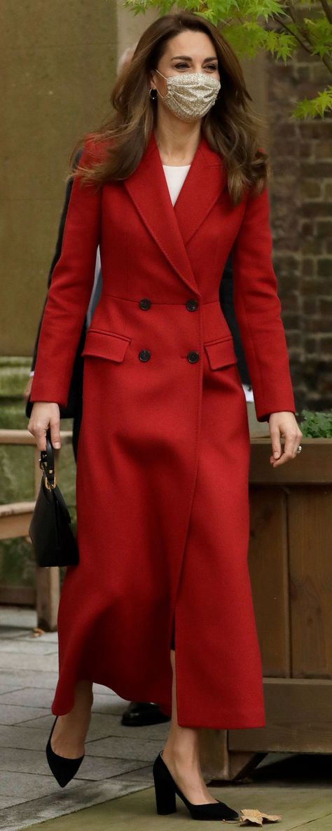 Alexander McQueen red double-breasted long coat as seen on Kate Middleton, The Duchess of Cambridge Double Breasted Blazer Outfit Women, Kate Middleton Coat, Red Coat Outfit, Long Coat Outfit, Düşes Kate, Trench Coats Women Long, Looks Kate Middleton, Kate Middleton Outfits, Interesting Pictures