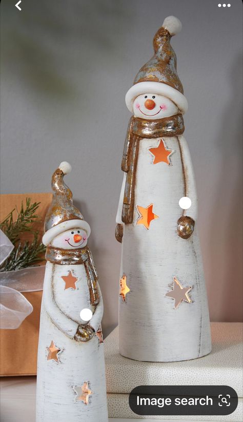 Christmas Pottery Ideas, Snowman Clay, Pottery Snowman, Diy Crafts To Do At Home, Holiday Pottery, Ceramic Snowman, Felt Christmas Tree Decorations, Pottery Christmas, Clay Christmas Decorations