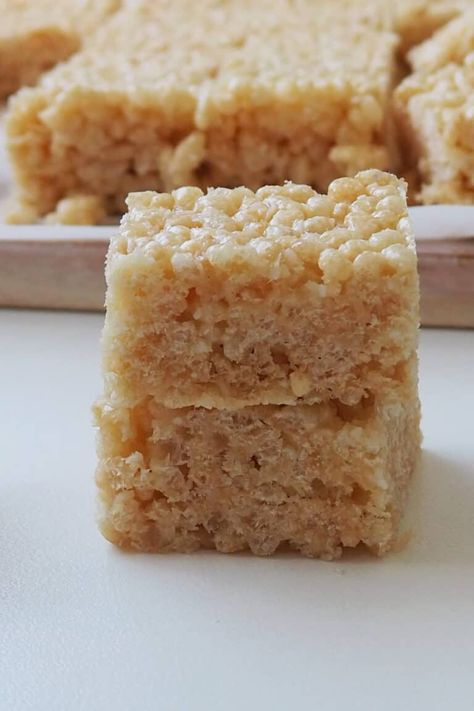 Two pieces of Rice Bubble Slice on top of each other. In the background is a timber tray with more pieces. Best Rice Crispy Treats Recipe, Healthy Rice Krispie Treats, Crispy Treats Recipe, Rice Krispie Treats Christmas, Homemade Rice Krispies Treats, Rice Crispy Treats Recipe, Best Rice, Krispie Treats Recipe, Square Recipes