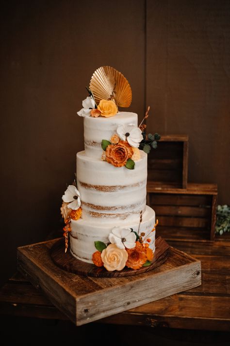 Terra Cotta Wedding Theme, Wedding Cake Terracotta, Terracotta Wedding Cake, Terracotta Cake, Wedding Cake Emerald Green, Orange Wedding Cake, White And Gold Wedding Cake, Deco Orange, Rusting Wedding