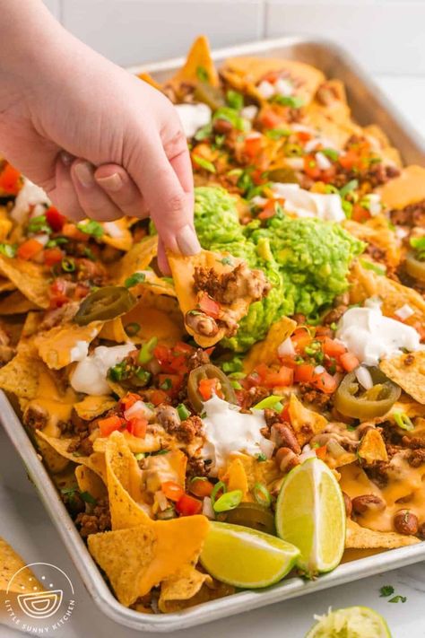 Loaded Ground Beef Nachos - Little Sunny Kitchen Super Bowl Nachos, Nachos Ground Beef, Ground Beef Nachos, Nachos Recipes, Recipe Ground Beef, Nacho Recipe, Beef Nachos, Recipes Ground Beef, Little Sunny Kitchen