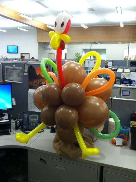 Thanksgiving Day Parade Balloons Diy, Turkey Balloon Decoration, Turkey Balloon Craft, Turkey Balloon Arch, Turkey Trot Ideas, Thanksgiving Balloon Decorations, Thanksgiving Parade Floats, Balloon Turkey, Turkey Balloons