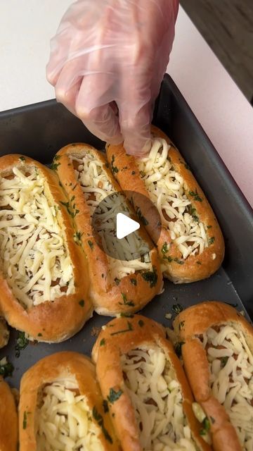 Sylvia Ferreira on Instagram: "Easy recipe that will feed the whole family 🥰" Large Food Ideas, Easy Recipes For Dinner Families, Game Day Dinners Easy, Fried Party Food, Easy Quick Dinner Ideas Families, Easy Dinners To Feed A Crowd, Outside Bbq Food Ideas, Simple Dinner For Picky Eaters, British Lunch Ideas