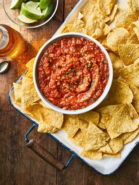 Smoked-Tomato Salsa Summer Dip Recipes, Dips And Spreads, Summer Appetizers Easy, Smoked Tomatoes, Salsa Fresca, Smoked Food, Jalapeno Peppers, Easy Salsa, Homemade Guacamole