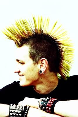 How to Keep Long Hair Up in a Mohawk Punk Guys, Punk Boy, 80s Punk, 70s Hair, Mohawks, Fashion 80s, Homemade Hair Products, Punk Hair, Hair Pomade