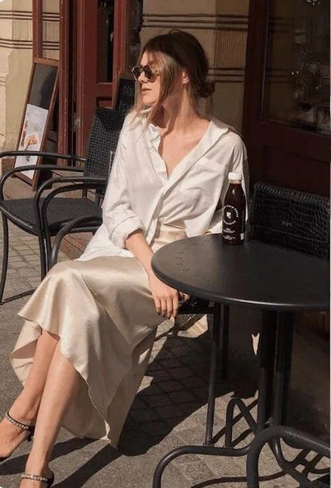 What To Wear With Satin Skirt [2024]: 70+ Stylish Satin Skirt Outfits To Stay On-Trend Silk Skirt Outfit, Satin Skirt Outfit, Mode Ulzzang, Vogue Photo, French Women Style, Parisian Chic Style, Parisian Women, Silk Midi Skirt, Summer Wardrobe Essentials