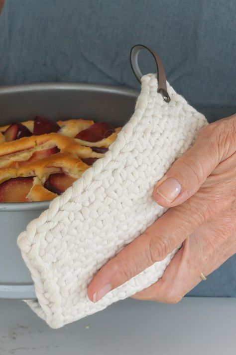 Linen Stitch Knit Potholder Pattern Knitted Pot Holders Free Pattern, Knit Hot Pads Free Pattern, Knitted Pot Holders, Knit Potholders, Knit Linen Stitch, Potholder Patterns Free, Knitted Washcloths, Dishcloth Knitting Patterns, Washcloth Pattern