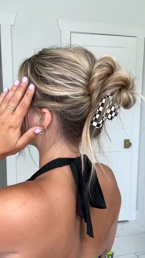 Looking for some amazing claw clip hairstyles? I’ve got a boho-style hairdo to share with you. Big Hairclip Hairstyles, Ponytail Claw Clip Hairstyles, Claw Clip Hairstyles, Claw Clip Hairstyle, Clip Hairstyle, Low Bun Hairstyles, Clip Hairstyles, Dress Alterations, Low Ponytail