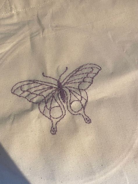 Bookbag Embroidery Ideas, Embroider Butterfly Simple, Cute Butterfly Embroidery, Backpack Embroidery Ideas Easy, Embroidery Butterfly Easy, Simple Butterfly Embroidery, Embroidery Hoodie Ideas, Simple Animals, Diy Hoodie