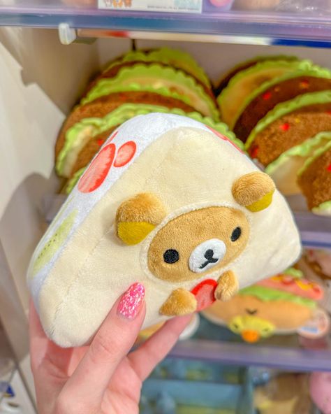 👀❤ Cute and cuddly, this Rilakkuma strawberry shortcake plushie is the perfect addition to your collection! 🍓🍰 #kawaiibox #rilakkuma #rilakkumaplushie #tokyogifts #kawaiiplushie Rilakkuma Ceramic, Rilakkuma Food, Strawberry Rilakkuma, Rilakkuma Stuff, Rilakkuma Strawberry, Rilakkuma Plushie, Rilakkuma Plush, Food Plushies, Rilakkuma Wallpaper