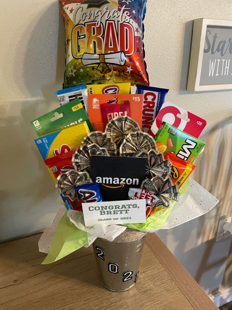 Grad Candy Bouquet, Graduation Arrangements Gifts, Graduation Gift Bouquet Ideas, Graduation Basket Ideas For Guys, Graduation Basket Ideas For Her, Kindergarden Graduation Gifts, Graduation Bouquet Ideas, High School Graduation Gift Basket, Graduation Gift Baskets