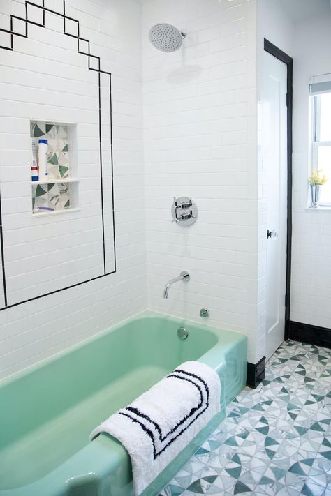 Retro Bathroom Ideas Vintage, Green Bathtub, Tub Bathroom Ideas, Mint Green Bathrooms, Vintage Bathroom Remodel, Mint Bathroom, Modern Vintage Bathroom, Island Bathroom, Bathroom Retro