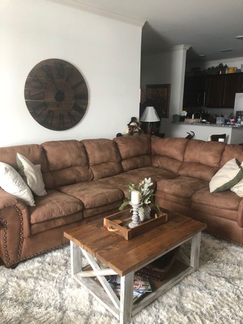 Brown sectional Brown Sectional Living Room, Sectional Living Room Decor, Brown Sofa Living Room, Brown Couch Living Room, Brown Sectional, Upholstered Couch, Brown Couch, Apartment Living Room Design, Brown Living Room