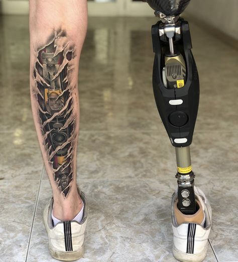 This bio mechanical tattoo done for an amputee patient to match his prosthetic is absolutely amazing. Such a great idea for this tatto Amputee Tattoos, Knight Tattoo, Biomechanical Tattoo, Prosthetic Leg, Weird Tattoos, B Tattoo, 3d Tattoo, Tattoo Cover, Best Tattoo Designs