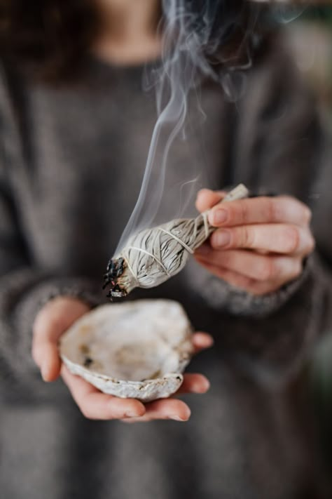 Free stock photos of lifestyle - Kaboompics Sage Bundles, Spiritual Photos, Burning Sage, Voodoo Spells, White Sage Smudge, Sage Smudge, Healing Meditation, Smudge Sticks, White Sage