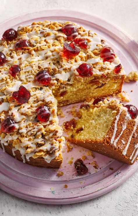 A round, single layer almond and cherry cake with flaked almonds, drizzly water icing and glace cherries on top. Cherry Bakewell Cake, Bakewell Pudding, Cherry Bakewell Tart, Bakewell Cake, Cherry Bakewell, Cold Cake, Bakewell Tart, Bbc Food, Vintage Baking