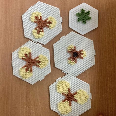 3d Perler Bead Flower Patterns, Perler Bead Flowers, Hama Beads 3d, Melt Beads Patterns, Hama Art, Hamma Beads Ideas, Beaded Flowers Patterns, 3d Perler Bead, Flowers 3d