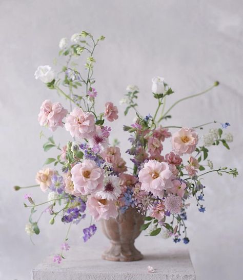 Flower Aesthetics, Whimsy Flowers, Special Events Decor, Flower Vase Arrangements, Forever Flowers, Cat Air, Beautiful Flower Arrangements, Lilac Flowers, Deco Floral