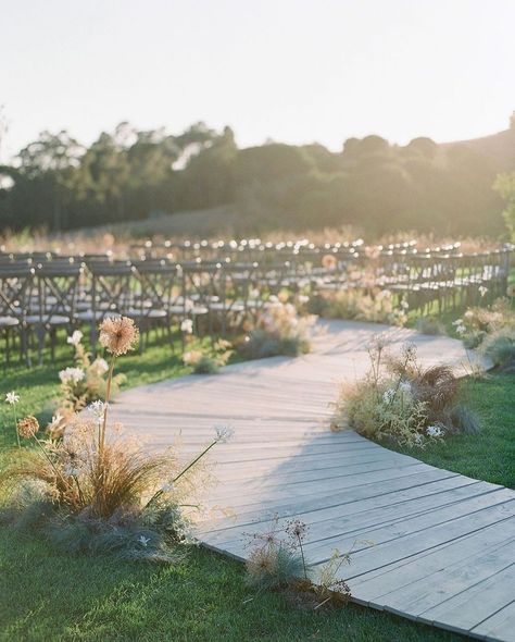 Aisle Florals, Aisle Markers, Lijiang, Aisle Flowers, Grass Wedding, Winter Wedding Flowers, Garden Wedding Decorations, Summer Wedding Outdoor, Indoor Ceremony