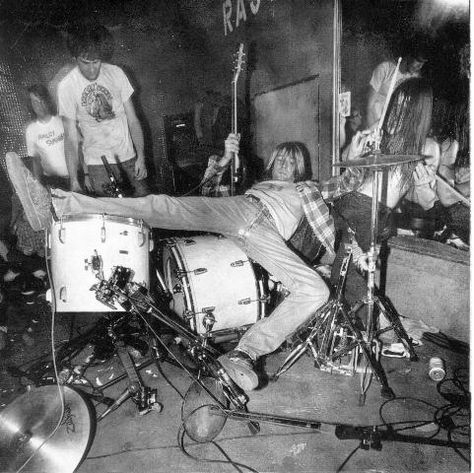 To stage dive into a drum kit. Nirvana Kurt Cobain, Nirvana Kurt, I'm With The Band, Entertainment Music, Alternative Rock, Grunge Aesthetic, Bob Marley, Kurt Cobain, Nirvana