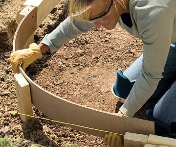 Bender Board, Concrete Walls Diy, Easy Diy Patio, Steps Outdoor, Building Forms, Diy Concrete Patio, Curved Patio, Patio Installation, Cinder Block Garden