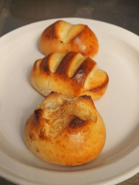 Putok, Pinagong, Monay | 3 forms of bread in 1 dough  Recipe from: http://oggi-icandothat.blogspot.com.au/2010/04/monay-pinagong-and-putok.html Filipino Cuisine, Filipino Foods, Filipino Recipes, Dough Recipe, Dough, Bread