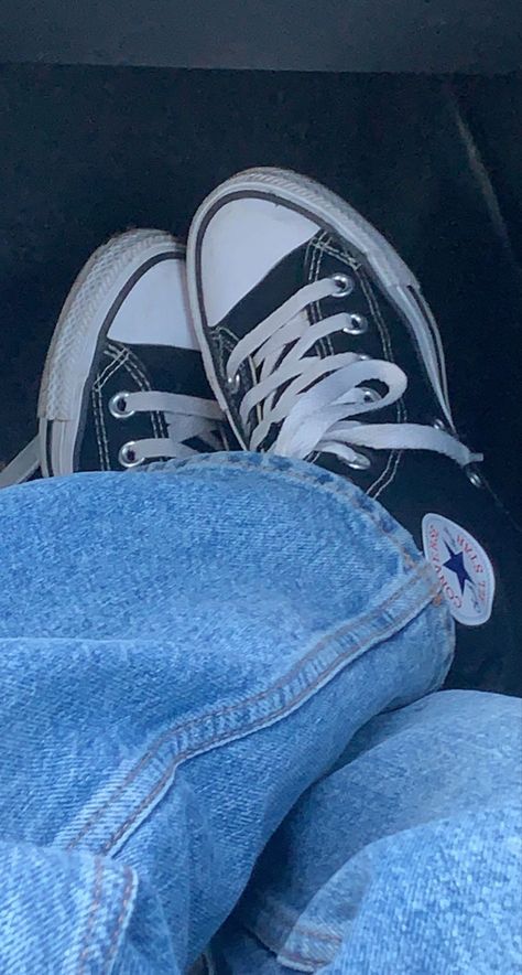 Converse Shoes Aesthetic, All Star Aesthetic, Converse Wallpaper, Cool Converse, Converse Aesthetic, Shoes Wallpaper, Outfits 2000s, Dark Men, All Star Shoes