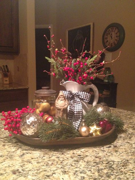 Christmas Cabinet Top Decor, Christmas Table Center Peice, Old Fashioned Christmas Centerpieces, Wood Bowl Centerpiece Christmas, Decorating With Risers, Christmas Decor Ideas For End Tables, Farmhouse Christmas Centerpieces For Table, Dough Bowl Christmas Ideas, Christmas Vinette Ideas