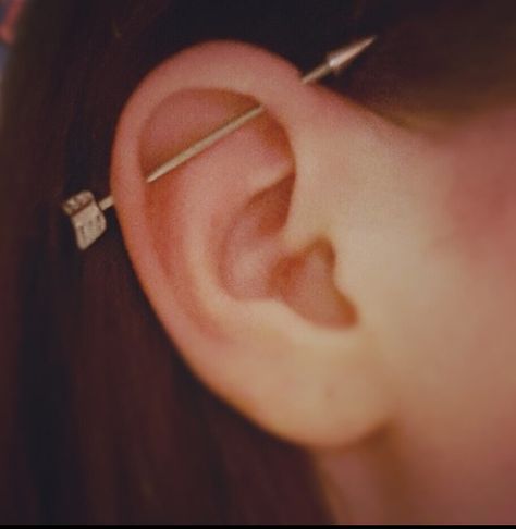 Scaffold piercing I'm so getting one next summer woohoo Arrow Ear Piercing, Ear Piercings Arrow, Arrow Industrial Piercing, Industrial Piercing Aesthetic, Industrial Earring, Piercing Jewelry Ideas, Scaffold Piercing, Scaffolding Piercing, Ear Peircings