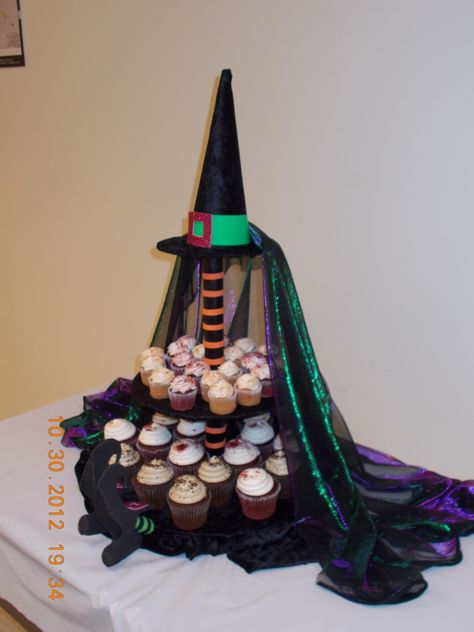 Halloween cupcake display Halloween Cupcake Display, Cupcake Display Diy, Halloween Bakery, Halloween Entertainment, Witch Cupcakes, Halloween Cake Decorating, Halloween Entertaining, Halloween Cupcake, Halloween Baking